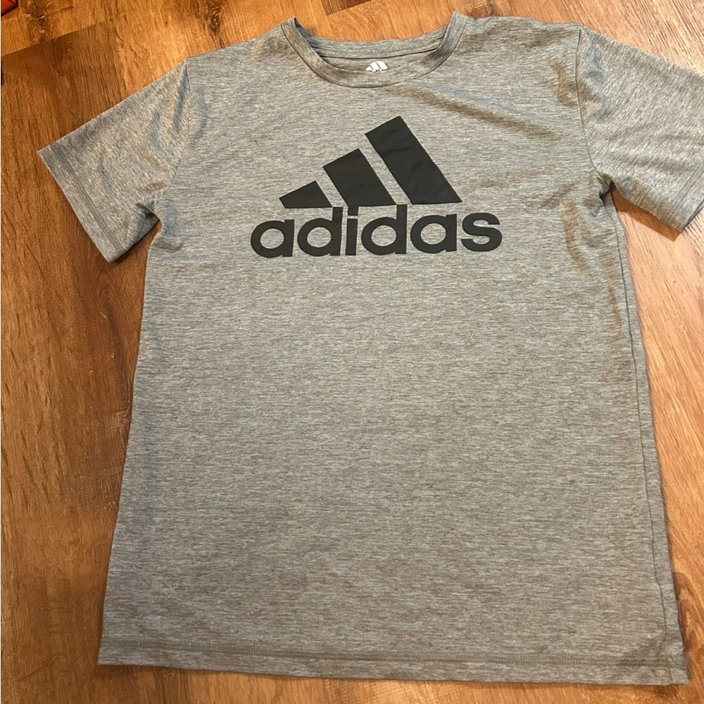 Boys adidas tshirt …Medium (10/12)